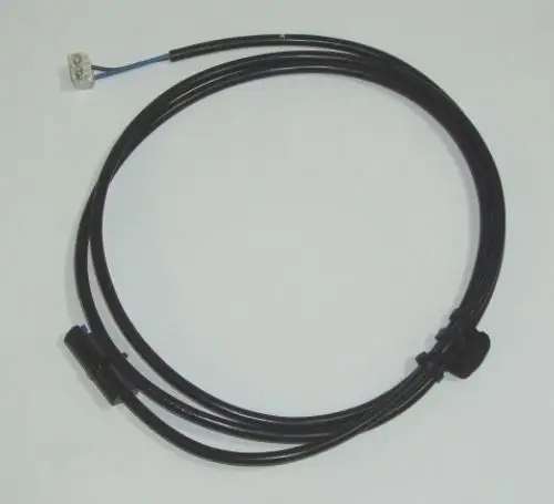 Daikin Kabel mit mehreren Drähten und einem Stecker, geeignet für elektrische Verbindungen. Kabel sicher gebündelt, auf hellem Hintergrund abgebildet.